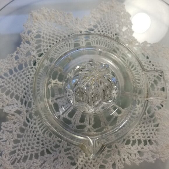 Vintage Juicer Reamer Small Clear Glass Flat Thumb Rest For Citrus Barware (L13) - Picture 3 of 12